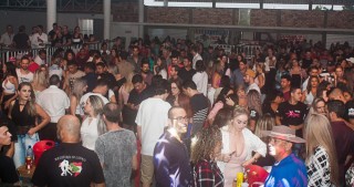 
<a style='margin-left: 5px;' class='btn btn-xs btn-social btn-facebook' href='https://www.facebook.com/sharer/sharer.php?u=https://galeramix.s01.web.getmuller.com.br/imagem/a73/800-800-90/conteudo/site_galerias/73/cachacada-do-ivonir-machado-pirao-com-linguica-tijucas-galeramix-41.jpg' rel='popup' data-width='500' data-height='400'><i class='fa fa-facebook'></i>Compartilhar <span class='hidden-xs'>no Facebook</span>
</a> 
<a class='btn btn-default btn-xs' target='_blank' href='imagem/a73/800-800-90/conteudo/site_galerias/73/cachacada-do-ivonir-machado-pirao-com-linguica-tijucas-galeramix-41.jpg'>
<span class='glyphicon glyphicon-cloud-download'></span> Salvar
</a>
