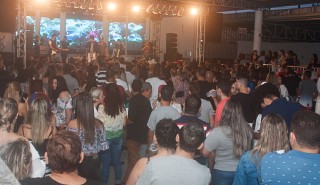 
<a style='margin-left: 5px;' class='btn btn-xs btn-social btn-facebook' href='https://www.facebook.com/sharer/sharer.php?u=https://galeramix.s01.web.getmuller.com.br/imagem/a73/800-800-90/conteudo/site_galerias/73/cachacada-do-ivonir-machado-pirao-com-linguica-tijucas-galeramix-49.jpg' rel='popup' data-width='500' data-height='400'><i class='fa fa-facebook'></i>Compartilhar <span class='hidden-xs'>no Facebook</span>
</a> 
<a class='btn btn-default btn-xs' target='_blank' href='imagem/a73/800-800-90/conteudo/site_galerias/73/cachacada-do-ivonir-machado-pirao-com-linguica-tijucas-galeramix-49.jpg'>
<span class='glyphicon glyphicon-cloud-download'></span> Salvar
</a>
