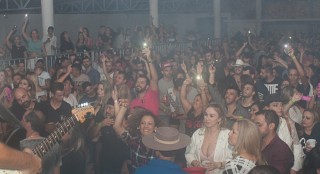 
<a style='margin-left: 5px;' class='btn btn-xs btn-social btn-facebook' href='https://www.facebook.com/sharer/sharer.php?u=https://galeramix.s01.web.getmuller.com.br/imagem/a73/800-800-90/conteudo/site_galerias/73/cachacada-do-ivonir-machado-pirao-com-linguica-tijucas-galeramix-74.jpg' rel='popup' data-width='500' data-height='400'><i class='fa fa-facebook'></i>Compartilhar <span class='hidden-xs'>no Facebook</span>
</a> 
<a class='btn btn-default btn-xs' target='_blank' href='imagem/a73/800-800-90/conteudo/site_galerias/73/cachacada-do-ivonir-machado-pirao-com-linguica-tijucas-galeramix-74.jpg'>
<span class='glyphicon glyphicon-cloud-download'></span> Salvar
</a>
