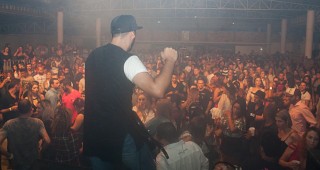 
<a style='margin-left: 5px;' class='btn btn-xs btn-social btn-facebook' href='https://www.facebook.com/sharer/sharer.php?u=https://galeramix.s01.web.getmuller.com.br/imagem/a73/800-800-90/conteudo/site_galerias/73/cachacada-do-ivonir-machado-pirao-com-linguica-tijucas-galeramix-75.jpg' rel='popup' data-width='500' data-height='400'><i class='fa fa-facebook'></i>Compartilhar <span class='hidden-xs'>no Facebook</span>
</a> 
<a class='btn btn-default btn-xs' target='_blank' href='imagem/a73/800-800-90/conteudo/site_galerias/73/cachacada-do-ivonir-machado-pirao-com-linguica-tijucas-galeramix-75.jpg'>
<span class='glyphicon glyphicon-cloud-download'></span> Salvar
</a>
