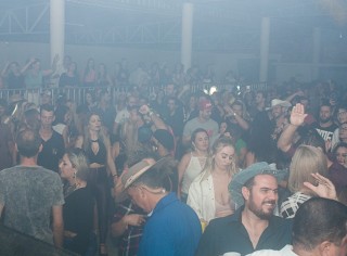 
<a style='margin-left: 5px;' class='btn btn-xs btn-social btn-facebook' href='https://www.facebook.com/sharer/sharer.php?u=https://galeramix.s01.web.getmuller.com.br/imagem/a73/800-800-90/conteudo/site_galerias/73/cachacada-do-ivonir-machado-pirao-com-linguica-tijucas-galeramix-76.jpg' rel='popup' data-width='500' data-height='400'><i class='fa fa-facebook'></i>Compartilhar <span class='hidden-xs'>no Facebook</span>
</a> 
<a class='btn btn-default btn-xs' target='_blank' href='imagem/a73/800-800-90/conteudo/site_galerias/73/cachacada-do-ivonir-machado-pirao-com-linguica-tijucas-galeramix-76.jpg'>
<span class='glyphicon glyphicon-cloud-download'></span> Salvar
</a>
