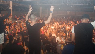 
<a style='margin-left: 5px;' class='btn btn-xs btn-social btn-facebook' href='https://www.facebook.com/sharer/sharer.php?u=https://galeramix.s01.web.getmuller.com.br/imagem/a73/800-800-90/conteudo/site_galerias/73/cachacada-do-ivonir-machado-pirao-com-linguica-tijucas-galeramix-77.jpg' rel='popup' data-width='500' data-height='400'><i class='fa fa-facebook'></i>Compartilhar <span class='hidden-xs'>no Facebook</span>
</a> 
<a class='btn btn-default btn-xs' target='_blank' href='imagem/a73/800-800-90/conteudo/site_galerias/73/cachacada-do-ivonir-machado-pirao-com-linguica-tijucas-galeramix-77.jpg'>
<span class='glyphicon glyphicon-cloud-download'></span> Salvar
</a>
