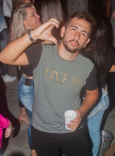 
<a style='margin-left: 5px;' class='btn btn-xs btn-social btn-facebook' href='https://www.facebook.com/sharer/sharer.php?u=https://galeramix.s01.web.getmuller.com.br/imagem/a73/800-800-90/conteudo/site_galerias/73/cachacada-do-ivonir-machado-pirao-com-linguica-tijucas-galeramix-92.jpg' rel='popup' data-width='500' data-height='400'><i class='fa fa-facebook'></i>Compartilhar <span class='hidden-xs'>no Facebook</span>
</a> 
<a class='btn btn-default btn-xs' target='_blank' href='imagem/a73/800-800-90/conteudo/site_galerias/73/cachacada-do-ivonir-machado-pirao-com-linguica-tijucas-galeramix-92.jpg'>
<span class='glyphicon glyphicon-cloud-download'></span> Salvar
</a>
