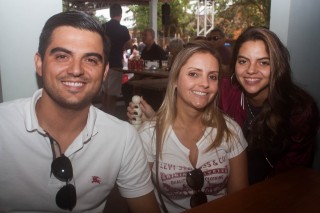 
                                    <a style='margin-left: 5px;' class='btn btn-xs btn-social btn-facebook' href='https://www.facebook.com/sharer/sharer.php?u=https://galeramix.s01.web.getmuller.com.br/imagem/a74/800-800-90/conteudo/site_galerias/74/feijoada-magnatas-galera-mix-1.jpg' rel='popup' data-width='500' data-height='400'><i class='fa fa-facebook'></i>Compartilhar <span class='hidden-xs'>no Facebook</span>
                                </a> 
                                <a class='btn btn-default btn-xs' target='_blank' href='imagem/a74/800-800-90/conteudo/site_galerias/74/feijoada-magnatas-galera-mix-1.jpg'>
                                    <span class='glyphicon glyphicon-cloud-download'></span> Salvar
                                </a>
                                