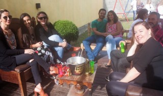 
                                <a style='margin-left: 5px;' class='btn btn-xs btn-social btn-facebook' href='https://www.facebook.com/sharer/sharer.php?u=https://galeramix.s01.web.getmuller.com.br/imagem/a74/800-800-90/conteudo/site_galerias/74/feijoada-magnatas-galera-mix-10.jpg' rel='popup' data-width='500' data-height='400'><i class='fa fa-facebook'></i>Compartilhar <span class='hidden-xs'>no Facebook</span>
                            </a> 
                            <a class='btn btn-default btn-xs' target='_blank' href='imagem/a74/800-800-90/conteudo/site_galerias/74/feijoada-magnatas-galera-mix-10.jpg'>
                                <span class='glyphicon glyphicon-cloud-download'></span> Salvar
                            </a>
                            