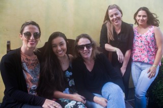 
                            <a style='margin-left: 5px;' class='btn btn-xs btn-social btn-facebook' href='https://www.facebook.com/sharer/sharer.php?u=https://galeramix.s01.web.getmuller.com.br/imagem/a74/800-800-90/conteudo/site_galerias/74/feijoada-magnatas-galera-mix-11.jpg' rel='popup' data-width='500' data-height='400'><i class='fa fa-facebook'></i>Compartilhar <span class='hidden-xs'>no Facebook</span>
                        </a> 
                        <a class='btn btn-default btn-xs' target='_blank' href='imagem/a74/800-800-90/conteudo/site_galerias/74/feijoada-magnatas-galera-mix-11.jpg'>
                            <span class='glyphicon glyphicon-cloud-download'></span> Salvar
                        </a>
                        