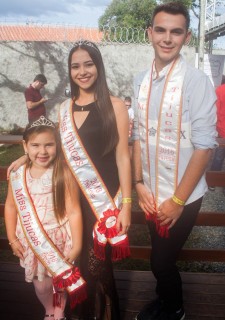 
            <a style='margin-left: 5px;' class='btn btn-xs btn-social btn-facebook' href='https://www.facebook.com/sharer/sharer.php?u=https://galeramix.s01.web.getmuller.com.br/imagem/a74/800-800-90/conteudo/site_galerias/74/feijoada-magnatas-galera-mix-15.jpg' rel='popup' data-width='500' data-height='400'><i class='fa fa-facebook'></i>Compartilhar <span class='hidden-xs'>no Facebook</span>
        </a> 
        <a class='btn btn-default btn-xs' target='_blank' href='imagem/a74/800-800-90/conteudo/site_galerias/74/feijoada-magnatas-galera-mix-15.jpg'>
            <span class='glyphicon glyphicon-cloud-download'></span> Salvar
        </a>
        