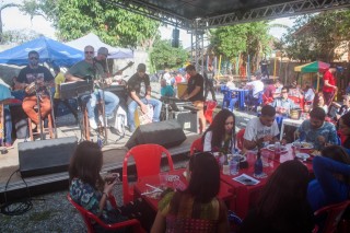 
<a style='margin-left: 5px;' class='btn btn-xs btn-social btn-facebook' href='https://www.facebook.com/sharer/sharer.php?u=https://galeramix.s01.web.getmuller.com.br/imagem/a74/800-800-90/conteudo/site_galerias/74/feijoada-magnatas-galera-mix-23.jpg' rel='popup' data-width='500' data-height='400'><i class='fa fa-facebook'></i>Compartilhar <span class='hidden-xs'>no Facebook</span>
</a> 
<a class='btn btn-default btn-xs' target='_blank' href='imagem/a74/800-800-90/conteudo/site_galerias/74/feijoada-magnatas-galera-mix-23.jpg'>
<span class='glyphicon glyphicon-cloud-download'></span> Salvar
</a>
