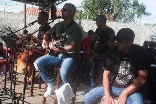 
<a style='margin-left: 5px;' class='btn btn-xs btn-social btn-facebook' href='https://www.facebook.com/sharer/sharer.php?u=https://galeramix.s01.web.getmuller.com.br/imagem/a74/800-800-90/conteudo/site_galerias/74/feijoada-magnatas-galera-mix-24.jpg' rel='popup' data-width='500' data-height='400'><i class='fa fa-facebook'></i>Compartilhar <span class='hidden-xs'>no Facebook</span>
</a> 
<a class='btn btn-default btn-xs' target='_blank' href='imagem/a74/800-800-90/conteudo/site_galerias/74/feijoada-magnatas-galera-mix-24.jpg'>
<span class='glyphicon glyphicon-cloud-download'></span> Salvar
</a>
