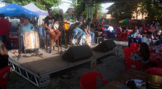 
<a style='margin-left: 5px;' class='btn btn-xs btn-social btn-facebook' href='https://www.facebook.com/sharer/sharer.php?u=https://galeramix.s01.web.getmuller.com.br/imagem/a74/800-800-90/conteudo/site_galerias/74/feijoada-magnatas-galera-mix-25.jpg' rel='popup' data-width='500' data-height='400'><i class='fa fa-facebook'></i>Compartilhar <span class='hidden-xs'>no Facebook</span>
</a> 
<a class='btn btn-default btn-xs' target='_blank' href='imagem/a74/800-800-90/conteudo/site_galerias/74/feijoada-magnatas-galera-mix-25.jpg'>
<span class='glyphicon glyphicon-cloud-download'></span> Salvar
</a>
