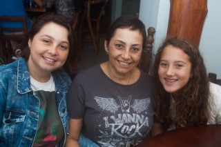 
<a style='margin-left: 5px;' class='btn btn-xs btn-social btn-facebook' href='https://www.facebook.com/sharer/sharer.php?u=https://galeramix.s01.web.getmuller.com.br/imagem/a74/800-800-90/conteudo/site_galerias/74/feijoada-magnatas-galera-mix-42.jpg' rel='popup' data-width='500' data-height='400'><i class='fa fa-facebook'></i>Compartilhar <span class='hidden-xs'>no Facebook</span>
</a> 
<a class='btn btn-default btn-xs' target='_blank' href='imagem/a74/800-800-90/conteudo/site_galerias/74/feijoada-magnatas-galera-mix-42.jpg'>
<span class='glyphicon glyphicon-cloud-download'></span> Salvar
</a>
