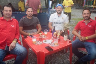 
<a style='margin-left: 5px;' class='btn btn-xs btn-social btn-facebook' href='https://www.facebook.com/sharer/sharer.php?u=https://galeramix.s01.web.getmuller.com.br/imagem/a74/800-800-90/conteudo/site_galerias/74/feijoada-magnatas-galera-mix-60.jpg' rel='popup' data-width='500' data-height='400'><i class='fa fa-facebook'></i>Compartilhar <span class='hidden-xs'>no Facebook</span>
</a> 
<a class='btn btn-default btn-xs' target='_blank' href='imagem/a74/800-800-90/conteudo/site_galerias/74/feijoada-magnatas-galera-mix-60.jpg'>
<span class='glyphicon glyphicon-cloud-download'></span> Salvar
</a>
