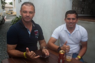 
<a style='margin-left: 5px;' class='btn btn-xs btn-social btn-facebook' href='https://www.facebook.com/sharer/sharer.php?u=https://galeramix.s01.web.getmuller.com.br/imagem/a74/800-800-90/conteudo/site_galerias/74/feijoada-magnatas-galera-mix-65.jpg' rel='popup' data-width='500' data-height='400'><i class='fa fa-facebook'></i>Compartilhar <span class='hidden-xs'>no Facebook</span>
</a> 
<a class='btn btn-default btn-xs' target='_blank' href='imagem/a74/800-800-90/conteudo/site_galerias/74/feijoada-magnatas-galera-mix-65.jpg'>
<span class='glyphicon glyphicon-cloud-download'></span> Salvar
</a>
