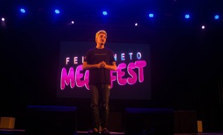 
                                    <a style='margin-left: 5px;' class='btn btn-xs btn-social btn-facebook' href='https://www.facebook.com/sharer/sharer.php?u=https://galeramix.s01.web.getmuller.com.br/imagem/a76/800-800-90/conteudo/site_galerias/76/001-felipe-neto-mega-fest-75.jpg' rel='popup' data-width='500' data-height='400'><i class='fa fa-facebook'></i>Compartilhar <span class='hidden-xs'>no Facebook</span>
                                </a> 
                                <a class='btn btn-default btn-xs' target='_blank' href='imagem/a76/800-800-90/conteudo/site_galerias/76/001-felipe-neto-mega-fest-75.jpg'>
                                    <span class='glyphicon glyphicon-cloud-download'></span> Salvar
                                </a>
                                