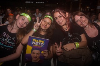 
                        <a style='margin-left: 5px;' class='btn btn-xs btn-social btn-facebook' href='https://www.facebook.com/sharer/sharer.php?u=https://galeramix.s01.web.getmuller.com.br/imagem/a76/800-800-90/conteudo/site_galerias/76/felipe-neto-mega-fest-10.jpg' rel='popup' data-width='500' data-height='400'><i class='fa fa-facebook'></i>Compartilhar <span class='hidden-xs'>no Facebook</span>
                    </a> 
                    <a class='btn btn-default btn-xs' target='_blank' href='imagem/a76/800-800-90/conteudo/site_galerias/76/felipe-neto-mega-fest-10.jpg'>
                        <span class='glyphicon glyphicon-cloud-download'></span> Salvar
                    </a>
                    