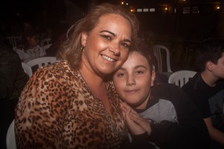 
<a style='margin-left: 5px;' class='btn btn-xs btn-social btn-facebook' href='https://www.facebook.com/sharer/sharer.php?u=https://galeramix.s01.web.getmuller.com.br/imagem/a76/800-800-90/conteudo/site_galerias/76/felipe-neto-mega-fest-27.jpg' rel='popup' data-width='500' data-height='400'><i class='fa fa-facebook'></i>Compartilhar <span class='hidden-xs'>no Facebook</span>
</a> 
<a class='btn btn-default btn-xs' target='_blank' href='imagem/a76/800-800-90/conteudo/site_galerias/76/felipe-neto-mega-fest-27.jpg'>
<span class='glyphicon glyphicon-cloud-download'></span> Salvar
</a>
