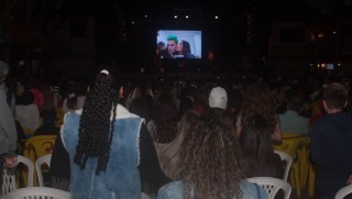 
<a style='margin-left: 5px;' class='btn btn-xs btn-social btn-facebook' href='https://www.facebook.com/sharer/sharer.php?u=https://galeramix.s01.web.getmuller.com.br/imagem/a76/800-800-90/conteudo/site_galerias/76/felipe-neto-mega-fest-52.jpg' rel='popup' data-width='500' data-height='400'><i class='fa fa-facebook'></i>Compartilhar <span class='hidden-xs'>no Facebook</span>
</a> 
<a class='btn btn-default btn-xs' target='_blank' href='imagem/a76/800-800-90/conteudo/site_galerias/76/felipe-neto-mega-fest-52.jpg'>
<span class='glyphicon glyphicon-cloud-download'></span> Salvar
</a>
