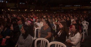 
<a style='margin-left: 5px;' class='btn btn-xs btn-social btn-facebook' href='https://www.facebook.com/sharer/sharer.php?u=https://galeramix.s01.web.getmuller.com.br/imagem/a76/800-800-90/conteudo/site_galerias/76/felipe-neto-mega-fest-56.jpg' rel='popup' data-width='500' data-height='400'><i class='fa fa-facebook'></i>Compartilhar <span class='hidden-xs'>no Facebook</span>
</a> 
<a class='btn btn-default btn-xs' target='_blank' href='imagem/a76/800-800-90/conteudo/site_galerias/76/felipe-neto-mega-fest-56.jpg'>
<span class='glyphicon glyphicon-cloud-download'></span> Salvar
</a>
