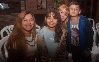 
<a style='margin-left: 5px;' class='btn btn-xs btn-social btn-facebook' href='https://www.facebook.com/sharer/sharer.php?u=https://galeramix.s01.web.getmuller.com.br/imagem/a76/800-800-90/conteudo/site_galerias/76/felipe-neto-mega-fest-58.jpg' rel='popup' data-width='500' data-height='400'><i class='fa fa-facebook'></i>Compartilhar <span class='hidden-xs'>no Facebook</span>
</a> 
<a class='btn btn-default btn-xs' target='_blank' href='imagem/a76/800-800-90/conteudo/site_galerias/76/felipe-neto-mega-fest-58.jpg'>
<span class='glyphicon glyphicon-cloud-download'></span> Salvar
</a>
