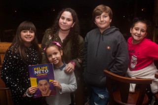 
<a style='margin-left: 5px;' class='btn btn-xs btn-social btn-facebook' href='https://www.facebook.com/sharer/sharer.php?u=https://galeramix.s01.web.getmuller.com.br/imagem/a76/800-800-90/conteudo/site_galerias/76/felipe-neto-mega-fest-70.jpg' rel='popup' data-width='500' data-height='400'><i class='fa fa-facebook'></i>Compartilhar <span class='hidden-xs'>no Facebook</span>
</a> 
<a class='btn btn-default btn-xs' target='_blank' href='imagem/a76/800-800-90/conteudo/site_galerias/76/felipe-neto-mega-fest-70.jpg'>
<span class='glyphicon glyphicon-cloud-download'></span> Salvar
</a>
