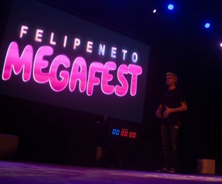 
<a style='margin-left: 5px;' class='btn btn-xs btn-social btn-facebook' href='https://www.facebook.com/sharer/sharer.php?u=https://galeramix.s01.web.getmuller.com.br/imagem/a76/800-800-90/conteudo/site_galerias/76/felipe-neto-mega-fest-72.jpg' rel='popup' data-width='500' data-height='400'><i class='fa fa-facebook'></i>Compartilhar <span class='hidden-xs'>no Facebook</span>
</a> 
<a class='btn btn-default btn-xs' target='_blank' href='imagem/a76/800-800-90/conteudo/site_galerias/76/felipe-neto-mega-fest-72.jpg'>
<span class='glyphicon glyphicon-cloud-download'></span> Salvar
</a>
