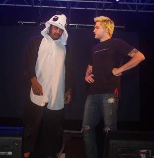 
<a style='margin-left: 5px;' class='btn btn-xs btn-social btn-facebook' href='https://www.facebook.com/sharer/sharer.php?u=https://galeramix.s01.web.getmuller.com.br/imagem/a76/800-800-90/conteudo/site_galerias/76/felipe-neto-mega-fest-73.jpg' rel='popup' data-width='500' data-height='400'><i class='fa fa-facebook'></i>Compartilhar <span class='hidden-xs'>no Facebook</span>
</a> 
<a class='btn btn-default btn-xs' target='_blank' href='imagem/a76/800-800-90/conteudo/site_galerias/76/felipe-neto-mega-fest-73.jpg'>
<span class='glyphicon glyphicon-cloud-download'></span> Salvar
</a>
