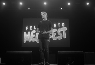 
<a style='margin-left: 5px;' class='btn btn-xs btn-social btn-facebook' href='https://www.facebook.com/sharer/sharer.php?u=https://galeramix.s01.web.getmuller.com.br/imagem/a76/800-800-90/conteudo/site_galerias/76/felipe-neto-mega-fest-76.jpg' rel='popup' data-width='500' data-height='400'><i class='fa fa-facebook'></i>Compartilhar <span class='hidden-xs'>no Facebook</span>
</a> 
<a class='btn btn-default btn-xs' target='_blank' href='imagem/a76/800-800-90/conteudo/site_galerias/76/felipe-neto-mega-fest-76.jpg'>
<span class='glyphicon glyphicon-cloud-download'></span> Salvar
</a>
