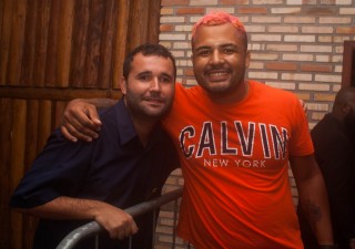 
<a style='margin-left: 5px;' class='btn btn-xs btn-social btn-facebook' href='https://www.facebook.com/sharer/sharer.php?u=https://galeramix.s01.web.getmuller.com.br/imagem/a76/800-800-90/conteudo/site_galerias/76/felipe-neto-mega-fest-77.jpg' rel='popup' data-width='500' data-height='400'><i class='fa fa-facebook'></i>Compartilhar <span class='hidden-xs'>no Facebook</span>
</a> 
<a class='btn btn-default btn-xs' target='_blank' href='imagem/a76/800-800-90/conteudo/site_galerias/76/felipe-neto-mega-fest-77.jpg'>
<span class='glyphicon glyphicon-cloud-download'></span> Salvar
</a>
