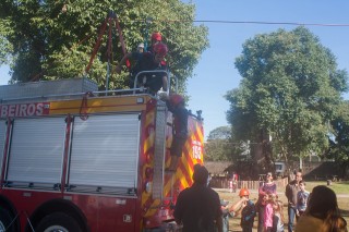 
                            <a style='margin-left: 5px;' class='btn btn-xs btn-social btn-facebook' href='https://www.facebook.com/sharer/sharer.php?u=https://galeramix.s01.web.getmuller.com.br/imagem/a77/800-800-90/conteudo/site_galerias/77/aniversario-de-tijucas-galera-mix-casarao-gallotti-10.jpg' rel='popup' data-width='500' data-height='400'><i class='fa fa-facebook'></i>Compartilhar <span class='hidden-xs'>no Facebook</span>
                        </a> 
                        <a class='btn btn-default btn-xs' target='_blank' href='imagem/a77/800-800-90/conteudo/site_galerias/77/aniversario-de-tijucas-galera-mix-casarao-gallotti-10.jpg'>
                            <span class='glyphicon glyphicon-cloud-download'></span> Salvar
                        </a>
                        