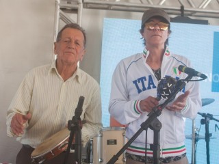 
<a style='margin-left: 5px;' class='btn btn-xs btn-social btn-facebook' href='https://www.facebook.com/sharer/sharer.php?u=https://galeramix.s01.web.getmuller.com.br/imagem/a77/800-800-90/conteudo/site_galerias/77/aniversario-de-tijucas-galera-mix-casarao-gallotti-70.jpg' rel='popup' data-width='500' data-height='400'><i class='fa fa-facebook'></i>Compartilhar <span class='hidden-xs'>no Facebook</span>
</a> 
<a class='btn btn-default btn-xs' target='_blank' href='imagem/a77/800-800-90/conteudo/site_galerias/77/aniversario-de-tijucas-galera-mix-casarao-gallotti-70.jpg'>
<span class='glyphicon glyphicon-cloud-download'></span> Salvar
</a>
