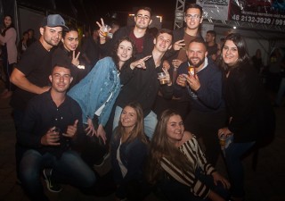 
<a style='margin-left: 5px;' class='btn btn-xs btn-social btn-facebook' href='https://www.facebook.com/sharer/sharer.php?u=https://galeramix.s01.web.getmuller.com.br/imagem/a82/800-800-90/conteudo/site_galerias/82/festa-do-caminhoneiro-tijucas-hugo-e-thiago-tijucas-22.jpg' rel='popup' data-width='500' data-height='400'><i class='fa fa-facebook'></i>Compartilhar <span class='hidden-xs'>no Facebook</span>
</a> 
<a class='btn btn-default btn-xs' target='_blank' href='imagem/a82/800-800-90/conteudo/site_galerias/82/festa-do-caminhoneiro-tijucas-hugo-e-thiago-tijucas-22.jpg'>
<span class='glyphicon glyphicon-cloud-download'></span> Salvar
</a>
