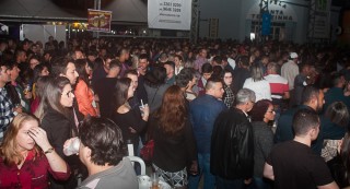 
<a style='margin-left: 5px;' class='btn btn-xs btn-social btn-facebook' href='https://www.facebook.com/sharer/sharer.php?u=https://galeramix.s01.web.getmuller.com.br/imagem/a82/800-800-90/conteudo/site_galerias/82/festa-do-caminhoneiro-tijucas-hugo-e-thiago-tijucas-24.jpg' rel='popup' data-width='500' data-height='400'><i class='fa fa-facebook'></i>Compartilhar <span class='hidden-xs'>no Facebook</span>
</a> 
<a class='btn btn-default btn-xs' target='_blank' href='imagem/a82/800-800-90/conteudo/site_galerias/82/festa-do-caminhoneiro-tijucas-hugo-e-thiago-tijucas-24.jpg'>
<span class='glyphicon glyphicon-cloud-download'></span> Salvar
</a>
