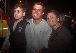 
<a style='margin-left: 5px;' class='btn btn-xs btn-social btn-facebook' href='https://www.facebook.com/sharer/sharer.php?u=https://galeramix.s01.web.getmuller.com.br/imagem/a82/800-800-90/conteudo/site_galerias/82/festa-do-caminhoneiro-tijucas-hugo-e-thiago-tijucas-58.jpg' rel='popup' data-width='500' data-height='400'><i class='fa fa-facebook'></i>Compartilhar <span class='hidden-xs'>no Facebook</span>
</a> 
<a class='btn btn-default btn-xs' target='_blank' href='imagem/a82/800-800-90/conteudo/site_galerias/82/festa-do-caminhoneiro-tijucas-hugo-e-thiago-tijucas-58.jpg'>
<span class='glyphicon glyphicon-cloud-download'></span> Salvar
</a>
