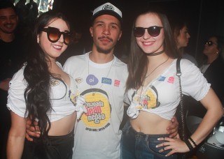 
                <a style='margin-left: 5px;' class='btn btn-xs btn-social btn-facebook' href='https://www.facebook.com/sharer/sharer.php?u=https://galeramix.s01.web.getmuller.com.br/imagem/a84/800-800-90/conteudo/site_galerias/84/feijoada-do-jean-negao-galera-mix-14.jpg' rel='popup' data-width='500' data-height='400'><i class='fa fa-facebook'></i>Compartilhar <span class='hidden-xs'>no Facebook</span>
            </a> 
            <a class='btn btn-default btn-xs' target='_blank' href='imagem/a84/800-800-90/conteudo/site_galerias/84/feijoada-do-jean-negao-galera-mix-14.jpg'>
                <span class='glyphicon glyphicon-cloud-download'></span> Salvar
            </a>
            