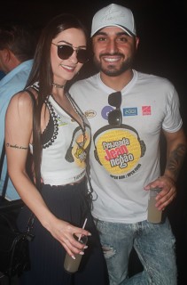 
            <a style='margin-left: 5px;' class='btn btn-xs btn-social btn-facebook' href='https://www.facebook.com/sharer/sharer.php?u=https://galeramix.s01.web.getmuller.com.br/imagem/a84/800-800-90/conteudo/site_galerias/84/feijoada-do-jean-negao-galera-mix-15.jpg' rel='popup' data-width='500' data-height='400'><i class='fa fa-facebook'></i>Compartilhar <span class='hidden-xs'>no Facebook</span>
        </a> 
        <a class='btn btn-default btn-xs' target='_blank' href='imagem/a84/800-800-90/conteudo/site_galerias/84/feijoada-do-jean-negao-galera-mix-15.jpg'>
            <span class='glyphicon glyphicon-cloud-download'></span> Salvar
        </a>
        