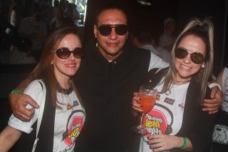 
    <a style='margin-left: 5px;' class='btn btn-xs btn-social btn-facebook' href='https://www.facebook.com/sharer/sharer.php?u=https://galeramix.s01.web.getmuller.com.br/imagem/a84/800-800-90/conteudo/site_galerias/84/feijoada-do-jean-negao-galera-mix-17.jpg' rel='popup' data-width='500' data-height='400'><i class='fa fa-facebook'></i>Compartilhar <span class='hidden-xs'>no Facebook</span>
</a> 
<a class='btn btn-default btn-xs' target='_blank' href='imagem/a84/800-800-90/conteudo/site_galerias/84/feijoada-do-jean-negao-galera-mix-17.jpg'>
    <span class='glyphicon glyphicon-cloud-download'></span> Salvar
</a>
