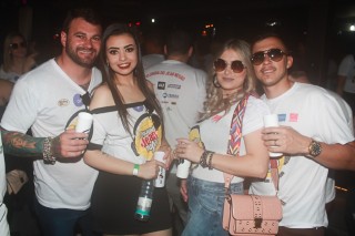 
<a style='margin-left: 5px;' class='btn btn-xs btn-social btn-facebook' href='https://www.facebook.com/sharer/sharer.php?u=https://galeramix.s01.web.getmuller.com.br/imagem/a84/800-800-90/conteudo/site_galerias/84/feijoada-do-jean-negao-galera-mix-21.jpg' rel='popup' data-width='500' data-height='400'><i class='fa fa-facebook'></i>Compartilhar <span class='hidden-xs'>no Facebook</span>
</a> 
<a class='btn btn-default btn-xs' target='_blank' href='imagem/a84/800-800-90/conteudo/site_galerias/84/feijoada-do-jean-negao-galera-mix-21.jpg'>
<span class='glyphicon glyphicon-cloud-download'></span> Salvar
</a>
