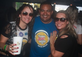 
<a style='margin-left: 5px;' class='btn btn-xs btn-social btn-facebook' href='https://www.facebook.com/sharer/sharer.php?u=https://galeramix.s01.web.getmuller.com.br/imagem/a84/800-800-90/conteudo/site_galerias/84/feijoada-do-jean-negao-galera-mix-22.jpg' rel='popup' data-width='500' data-height='400'><i class='fa fa-facebook'></i>Compartilhar <span class='hidden-xs'>no Facebook</span>
</a> 
<a class='btn btn-default btn-xs' target='_blank' href='imagem/a84/800-800-90/conteudo/site_galerias/84/feijoada-do-jean-negao-galera-mix-22.jpg'>
<span class='glyphicon glyphicon-cloud-download'></span> Salvar
</a>
