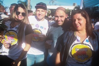 
<a style='margin-left: 5px;' class='btn btn-xs btn-social btn-facebook' href='https://www.facebook.com/sharer/sharer.php?u=https://galeramix.s01.web.getmuller.com.br/imagem/a84/800-800-90/conteudo/site_galerias/84/feijoada-do-jean-negao-galera-mix-30.jpg' rel='popup' data-width='500' data-height='400'><i class='fa fa-facebook'></i>Compartilhar <span class='hidden-xs'>no Facebook</span>
</a> 
<a class='btn btn-default btn-xs' target='_blank' href='imagem/a84/800-800-90/conteudo/site_galerias/84/feijoada-do-jean-negao-galera-mix-30.jpg'>
<span class='glyphicon glyphicon-cloud-download'></span> Salvar
</a>
