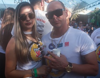 
<a style='margin-left: 5px;' class='btn btn-xs btn-social btn-facebook' href='https://www.facebook.com/sharer/sharer.php?u=https://galeramix.s01.web.getmuller.com.br/imagem/a84/800-800-90/conteudo/site_galerias/84/feijoada-do-jean-negao-galera-mix-31.jpg' rel='popup' data-width='500' data-height='400'><i class='fa fa-facebook'></i>Compartilhar <span class='hidden-xs'>no Facebook</span>
</a> 
<a class='btn btn-default btn-xs' target='_blank' href='imagem/a84/800-800-90/conteudo/site_galerias/84/feijoada-do-jean-negao-galera-mix-31.jpg'>
<span class='glyphicon glyphicon-cloud-download'></span> Salvar
</a>
