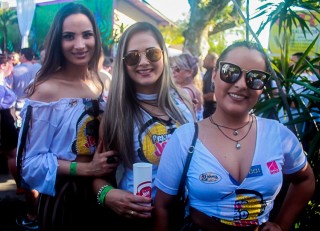 
<a style='margin-left: 5px;' class='btn btn-xs btn-social btn-facebook' href='https://www.facebook.com/sharer/sharer.php?u=https://galeramix.s01.web.getmuller.com.br/imagem/a84/800-800-90/conteudo/site_galerias/84/feijoada-do-jean-negao-galera-mix-33.jpg' rel='popup' data-width='500' data-height='400'><i class='fa fa-facebook'></i>Compartilhar <span class='hidden-xs'>no Facebook</span>
</a> 
<a class='btn btn-default btn-xs' target='_blank' href='imagem/a84/800-800-90/conteudo/site_galerias/84/feijoada-do-jean-negao-galera-mix-33.jpg'>
<span class='glyphicon glyphicon-cloud-download'></span> Salvar
</a>
