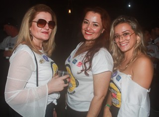 
<a style='margin-left: 5px;' class='btn btn-xs btn-social btn-facebook' href='https://www.facebook.com/sharer/sharer.php?u=https://galeramix.s01.web.getmuller.com.br/imagem/a84/800-800-90/conteudo/site_galerias/84/feijoada-do-jean-negao-galera-mix-34.jpg' rel='popup' data-width='500' data-height='400'><i class='fa fa-facebook'></i>Compartilhar <span class='hidden-xs'>no Facebook</span>
</a> 
<a class='btn btn-default btn-xs' target='_blank' href='imagem/a84/800-800-90/conteudo/site_galerias/84/feijoada-do-jean-negao-galera-mix-34.jpg'>
<span class='glyphicon glyphicon-cloud-download'></span> Salvar
</a>
