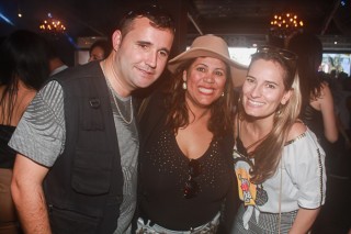 
<a style='margin-left: 5px;' class='btn btn-xs btn-social btn-facebook' href='https://www.facebook.com/sharer/sharer.php?u=https://galeramix.s01.web.getmuller.com.br/imagem/a84/800-800-90/conteudo/site_galerias/84/feijoada-do-jean-negao-galera-mix-35.jpg' rel='popup' data-width='500' data-height='400'><i class='fa fa-facebook'></i>Compartilhar <span class='hidden-xs'>no Facebook</span>
</a> 
<a class='btn btn-default btn-xs' target='_blank' href='imagem/a84/800-800-90/conteudo/site_galerias/84/feijoada-do-jean-negao-galera-mix-35.jpg'>
<span class='glyphicon glyphicon-cloud-download'></span> Salvar
</a>
