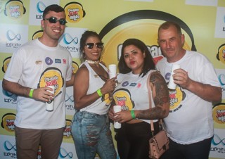 
<a style='margin-left: 5px;' class='btn btn-xs btn-social btn-facebook' href='https://www.facebook.com/sharer/sharer.php?u=https://galeramix.s01.web.getmuller.com.br/imagem/a84/800-800-90/conteudo/site_galerias/84/feijoada-do-jean-negao-galera-mix-54.jpg' rel='popup' data-width='500' data-height='400'><i class='fa fa-facebook'></i>Compartilhar <span class='hidden-xs'>no Facebook</span>
</a> 
<a class='btn btn-default btn-xs' target='_blank' href='imagem/a84/800-800-90/conteudo/site_galerias/84/feijoada-do-jean-negao-galera-mix-54.jpg'>
<span class='glyphicon glyphicon-cloud-download'></span> Salvar
</a>
