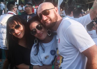 
<a style='margin-left: 5px;' class='btn btn-xs btn-social btn-facebook' href='https://www.facebook.com/sharer/sharer.php?u=https://galeramix.s01.web.getmuller.com.br/imagem/a84/800-800-90/conteudo/site_galerias/84/feijoada-do-jean-negao-galera-mix-56.jpg' rel='popup' data-width='500' data-height='400'><i class='fa fa-facebook'></i>Compartilhar <span class='hidden-xs'>no Facebook</span>
</a> 
<a class='btn btn-default btn-xs' target='_blank' href='imagem/a84/800-800-90/conteudo/site_galerias/84/feijoada-do-jean-negao-galera-mix-56.jpg'>
<span class='glyphicon glyphicon-cloud-download'></span> Salvar
</a>
