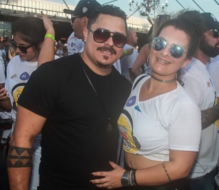 
<a style='margin-left: 5px;' class='btn btn-xs btn-social btn-facebook' href='https://www.facebook.com/sharer/sharer.php?u=https://galeramix.s01.web.getmuller.com.br/imagem/a84/800-800-90/conteudo/site_galerias/84/feijoada-do-jean-negao-galera-mix-59.jpg' rel='popup' data-width='500' data-height='400'><i class='fa fa-facebook'></i>Compartilhar <span class='hidden-xs'>no Facebook</span>
</a> 
<a class='btn btn-default btn-xs' target='_blank' href='imagem/a84/800-800-90/conteudo/site_galerias/84/feijoada-do-jean-negao-galera-mix-59.jpg'>
<span class='glyphicon glyphicon-cloud-download'></span> Salvar
</a>
