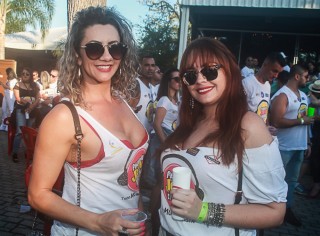 
<a style='margin-left: 5px;' class='btn btn-xs btn-social btn-facebook' href='https://www.facebook.com/sharer/sharer.php?u=https://galeramix.s01.web.getmuller.com.br/imagem/a84/800-800-90/conteudo/site_galerias/84/feijoada-do-jean-negao-galera-mix-69.jpg' rel='popup' data-width='500' data-height='400'><i class='fa fa-facebook'></i>Compartilhar <span class='hidden-xs'>no Facebook</span>
</a> 
<a class='btn btn-default btn-xs' target='_blank' href='imagem/a84/800-800-90/conteudo/site_galerias/84/feijoada-do-jean-negao-galera-mix-69.jpg'>
<span class='glyphicon glyphicon-cloud-download'></span> Salvar
</a>
