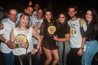 
<a style='margin-left: 5px;' class='btn btn-xs btn-social btn-facebook' href='https://www.facebook.com/sharer/sharer.php?u=https://galeramix.s01.web.getmuller.com.br/imagem/a84/800-800-90/conteudo/site_galerias/84/feijoada-do-jean-negao-galera-mix-71.jpg' rel='popup' data-width='500' data-height='400'><i class='fa fa-facebook'></i>Compartilhar <span class='hidden-xs'>no Facebook</span>
</a> 
<a class='btn btn-default btn-xs' target='_blank' href='imagem/a84/800-800-90/conteudo/site_galerias/84/feijoada-do-jean-negao-galera-mix-71.jpg'>
<span class='glyphicon glyphicon-cloud-download'></span> Salvar
</a>
