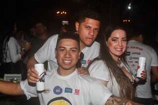 
<a style='margin-left: 5px;' class='btn btn-xs btn-social btn-facebook' href='https://www.facebook.com/sharer/sharer.php?u=https://galeramix.s01.web.getmuller.com.br/imagem/a84/800-800-90/conteudo/site_galerias/84/feijoada-do-jean-negao-galera-mix-76.jpg' rel='popup' data-width='500' data-height='400'><i class='fa fa-facebook'></i>Compartilhar <span class='hidden-xs'>no Facebook</span>
</a> 
<a class='btn btn-default btn-xs' target='_blank' href='imagem/a84/800-800-90/conteudo/site_galerias/84/feijoada-do-jean-negao-galera-mix-76.jpg'>
<span class='glyphicon glyphicon-cloud-download'></span> Salvar
</a>
