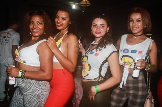 
<a style='margin-left: 5px;' class='btn btn-xs btn-social btn-facebook' href='https://www.facebook.com/sharer/sharer.php?u=https://galeramix.s01.web.getmuller.com.br/imagem/a84/800-800-90/conteudo/site_galerias/84/feijoada-do-jean-negao-galera-mix-79.jpg' rel='popup' data-width='500' data-height='400'><i class='fa fa-facebook'></i>Compartilhar <span class='hidden-xs'>no Facebook</span>
</a> 
<a class='btn btn-default btn-xs' target='_blank' href='imagem/a84/800-800-90/conteudo/site_galerias/84/feijoada-do-jean-negao-galera-mix-79.jpg'>
<span class='glyphicon glyphicon-cloud-download'></span> Salvar
</a>
